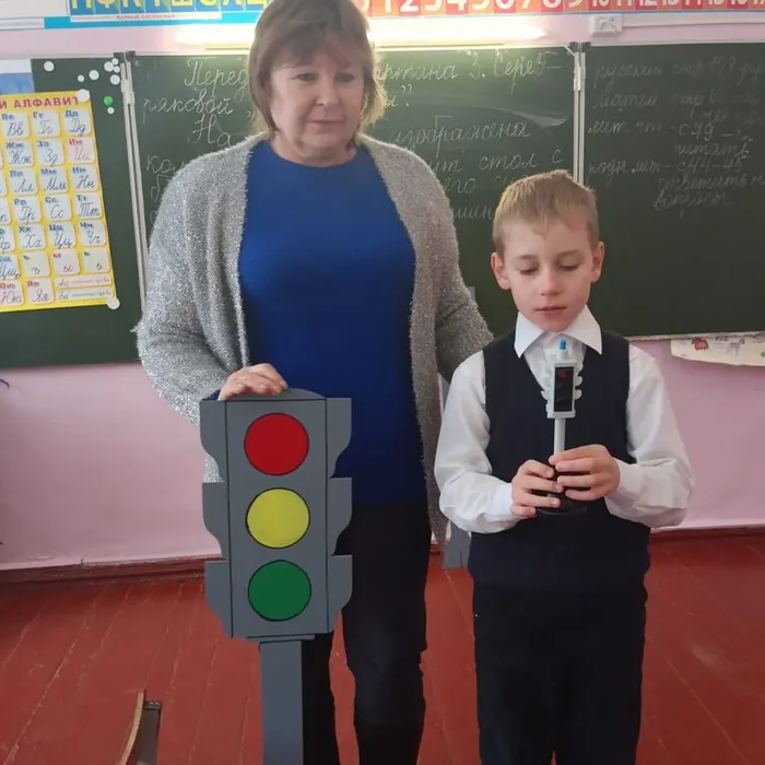 «Светофорик в гостях у ребят»