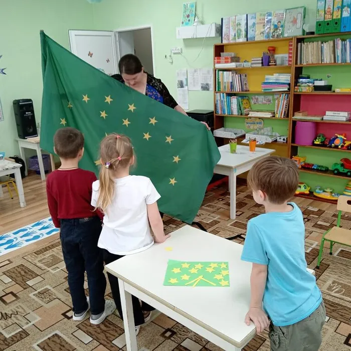 «Величаво реет флаг земли родной»